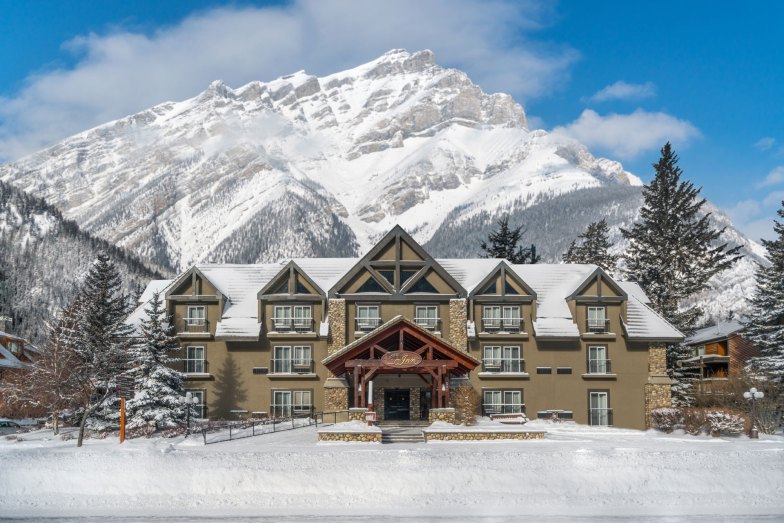 only minutes away from the downtown Just minutes from the shops, restaurants, bars, and Banff attractions
